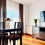 Appartamento Elegant 2br - Walk To Old Town & Parliament