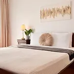 Apartman Elegant 2br - Walk To Old Town & Parliament Bukarest