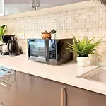 Elegant 2br - Walk To Old Town & Parliament *