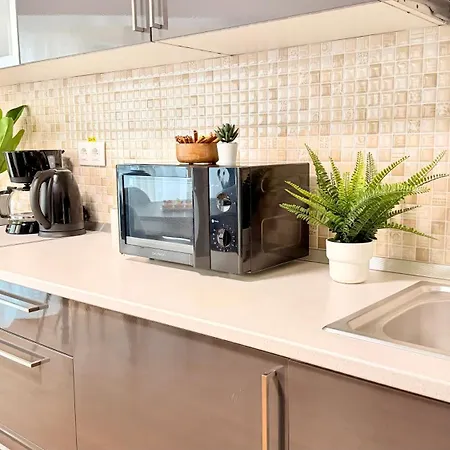 Elegant 2br - Walk To Old Town & Parliament *