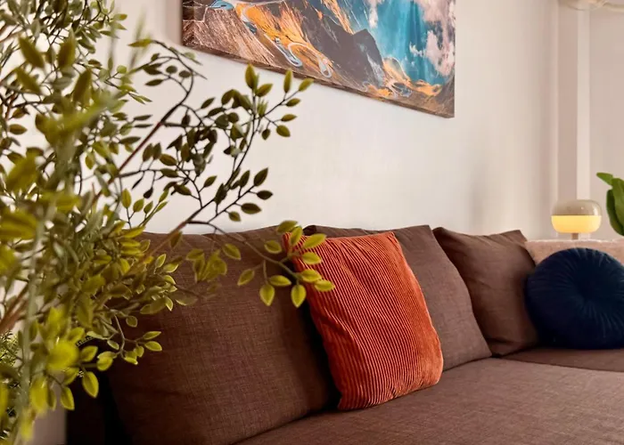 Elegant 2br - Walk To Old Town & Parliament Apartment