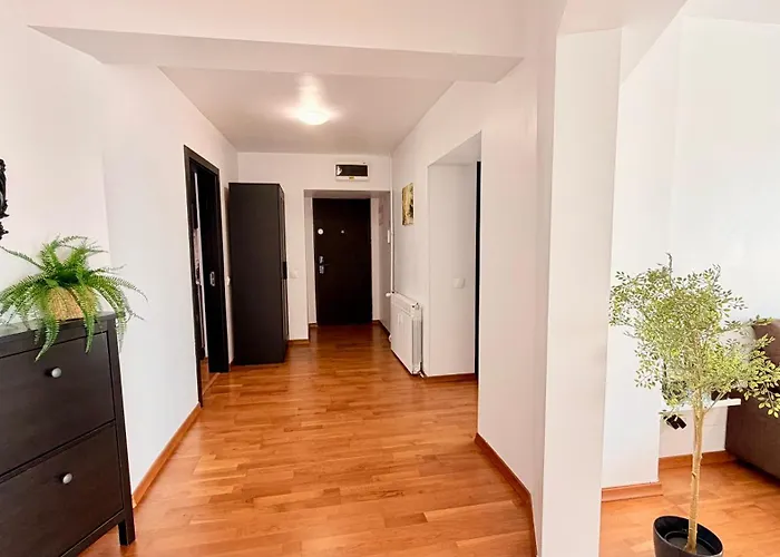 Elegant 2br - Walk To Old Town & Parliament