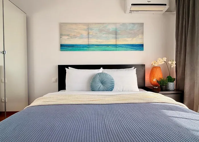 Elegant 2br - Walk To Old Town & Parliament Apartment