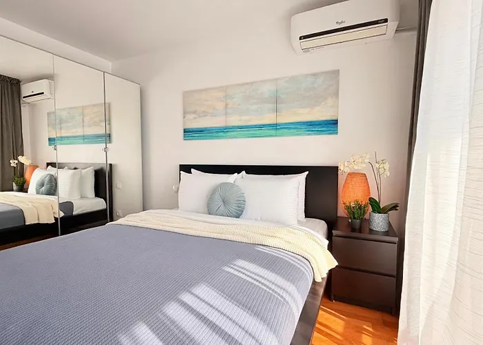 Elegant 2br - Walk To Old Town & Parliament Apartment