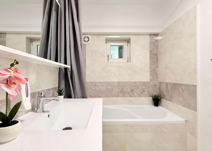 Elegant 2br - Walk To Old Town & Parliament Apartment Bucharest