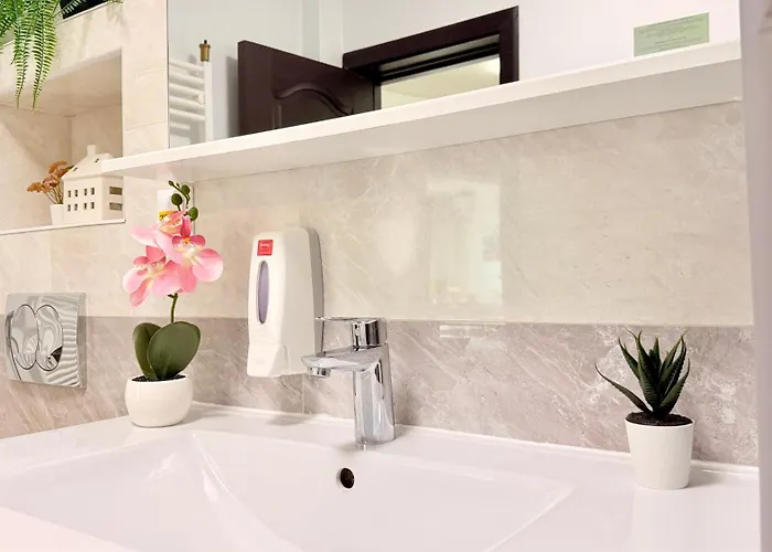 Elegant 2br - Walk To Old Town & Parliament Apartment *