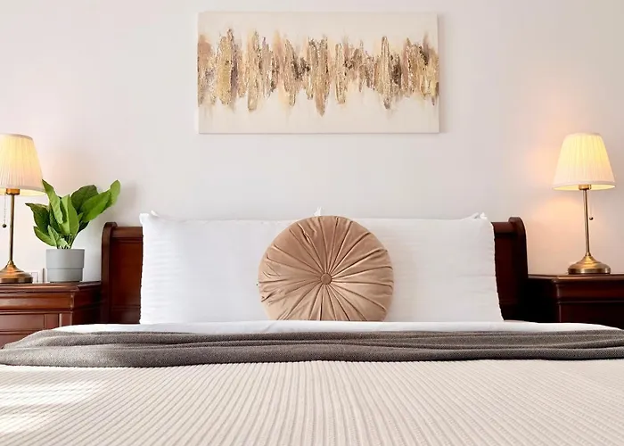 Elegant 2br - Walk To Old Town & Parliament Apartment *