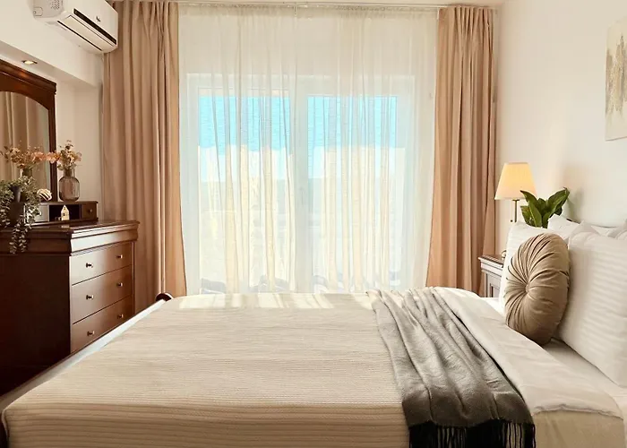 Apartment Elegant 2br - Walk To Old Town & Parliament