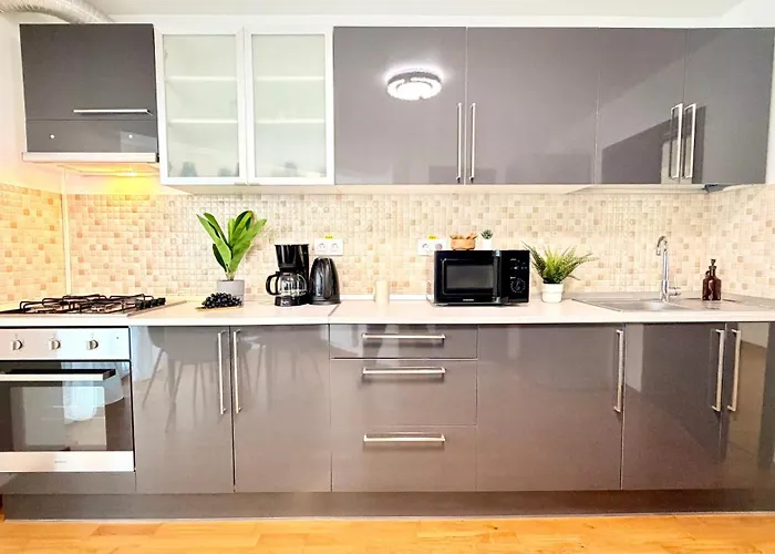 Apartment Elegant 2br - Walk To Old Town & Parliament *