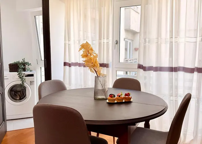 Elegant 2br - Walk To Old Town & Parliament