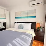 Elegant 2br - Walk To Old Town & Parliament Apartment