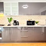 Apartment Elegant 2br - Walk To Old Town & Parliament *