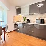 Elegant 2br - Walk To Old Town & Parliament Apartment