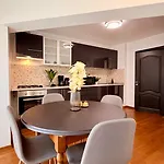 Apartment Elegant 2br - Walk To Old Town & Parliament Bukarest