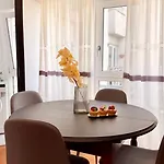 Elegant 2br - Walk To Old Town & Parliament